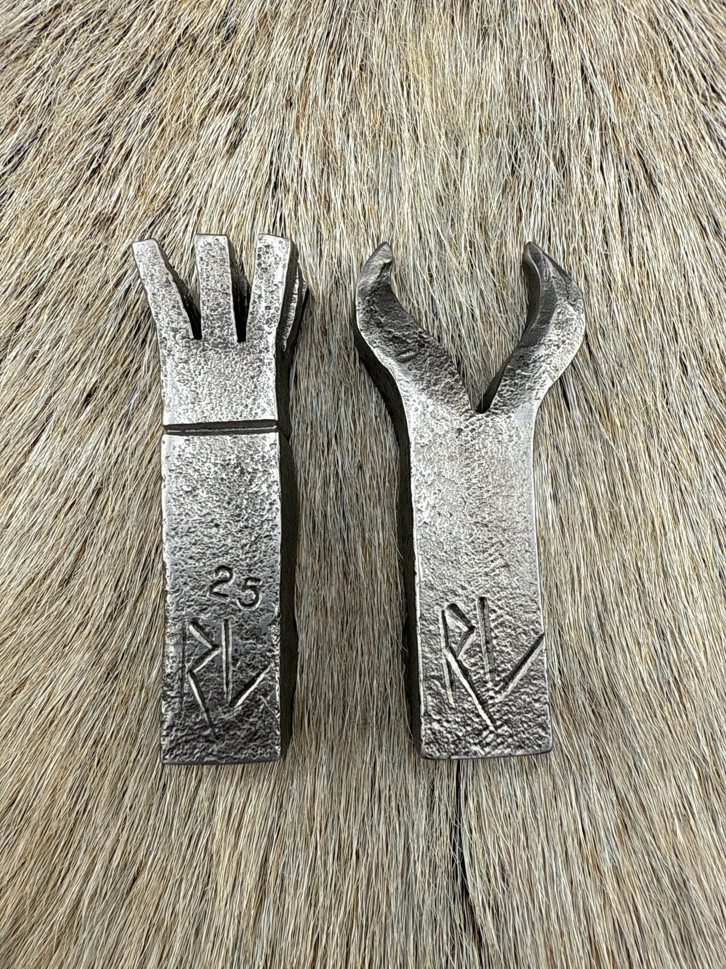 Chess Piece Set: Skulls vs Cyclops